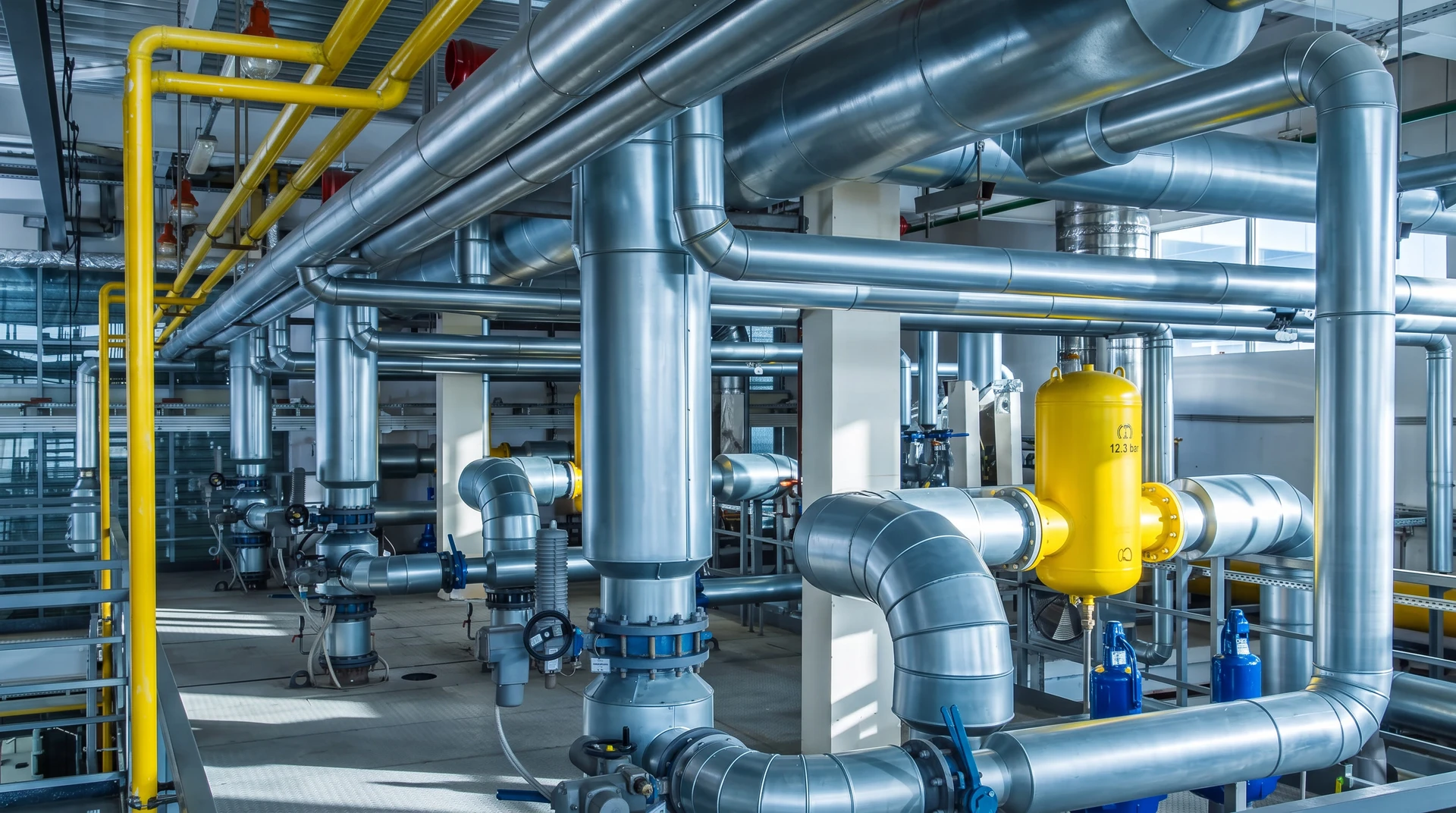 Salle des machines industrielle avec chaudières à gaz moderne installées