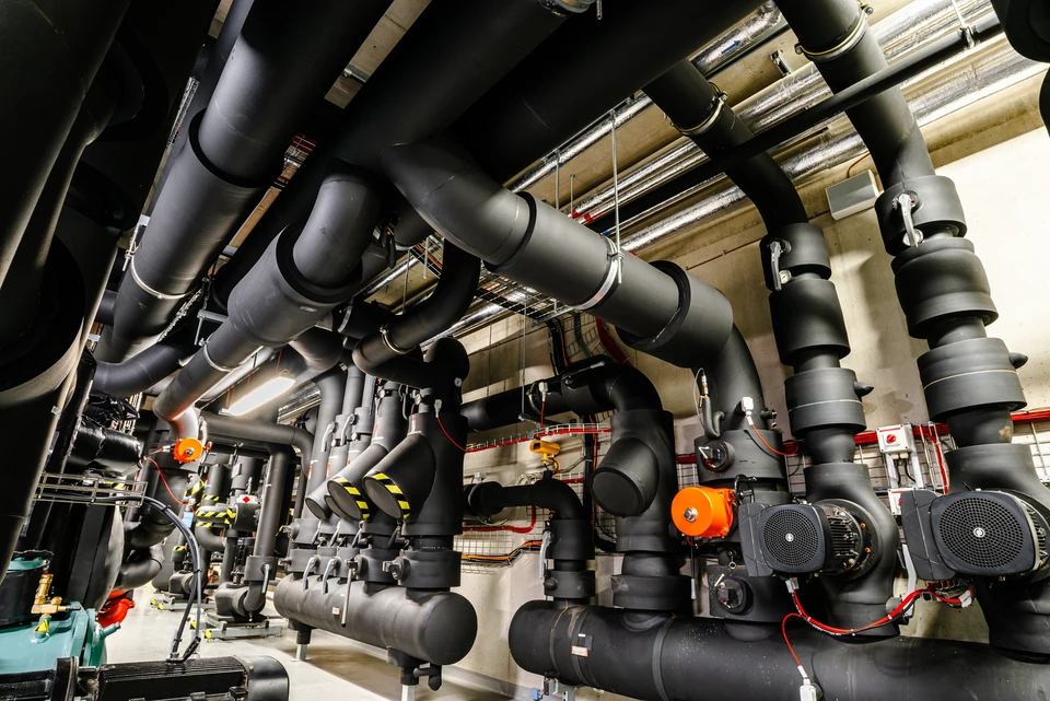 Intérieur industriel avec réseau de tuyauterie gaz, tubes jaunes DN200 avec coudes et réducteurs, vannes de sectionnement à opercule, régulateur de pression gaz, filtre séparateur AME/ROME monté en rack