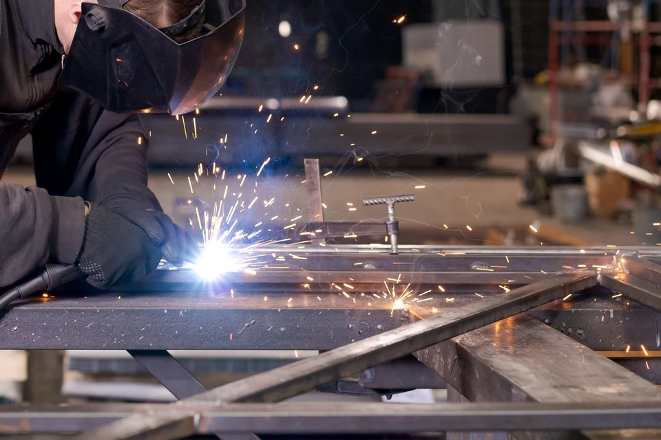 Installation technique en local technique : réseau de tuyauteries inox et cuivre, collecteur de distribution, vannes à boisseau sphérique, centrale de traitement d'air **robstherm** avec raccordements hydrauliques